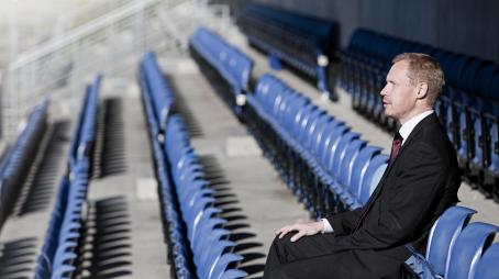 Picture of Søren Holmgren sitting in an empty stadium